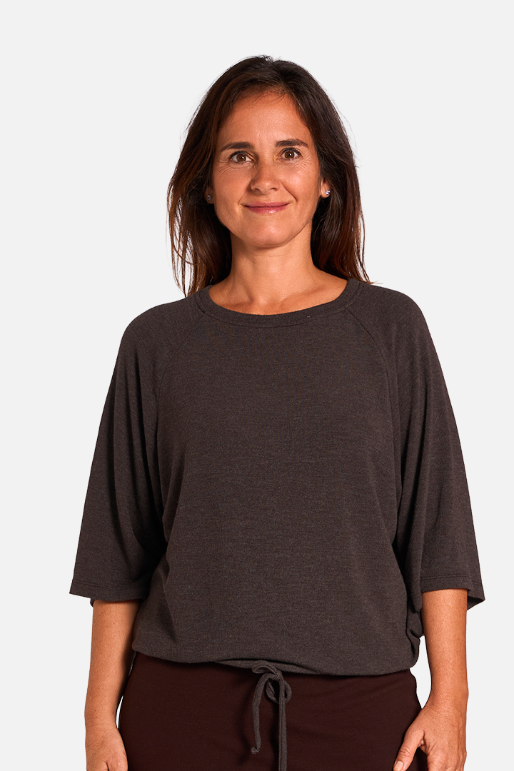 ALANA Camiseta Manga al Codo Cacao de FETE — Detalle