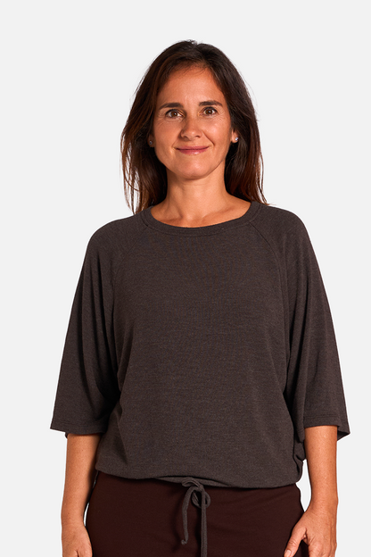 ALANA Camiseta Manga al Codo Cacao de FETE — Detalle